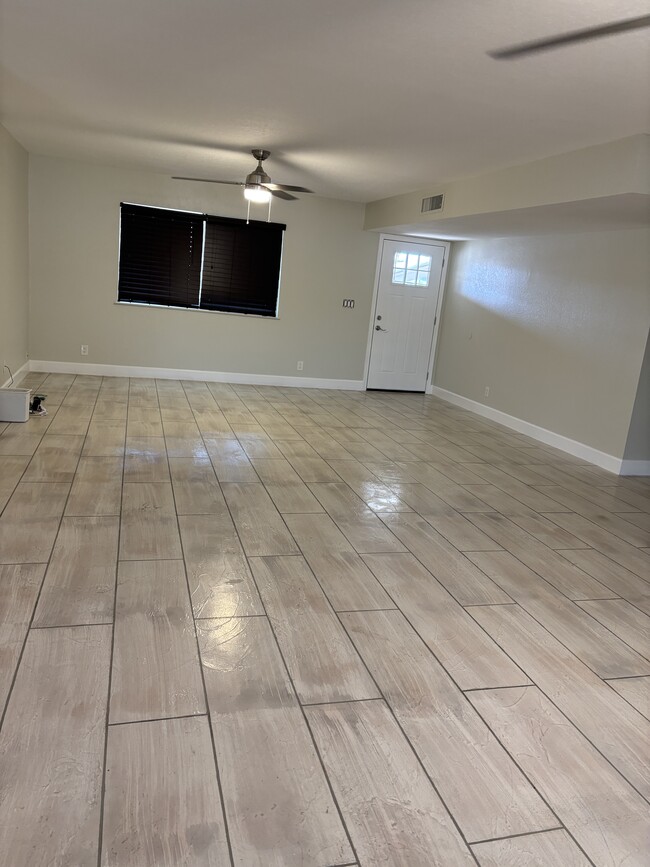 Building Photo - 1303 N Roca