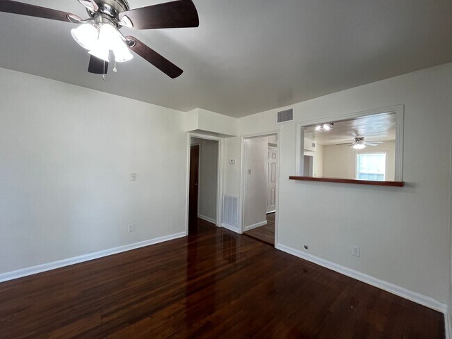 Foto del edificio - Well Maintained Two Bedroom One Bath!