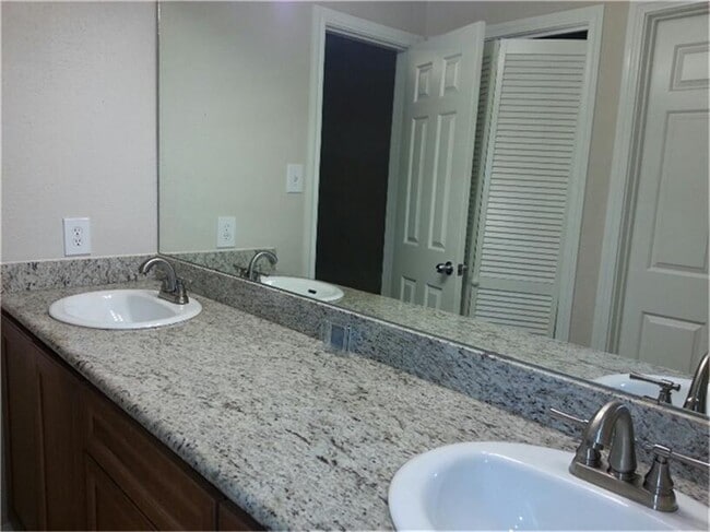 Building Photo - 2255 Braeswood Park Dr