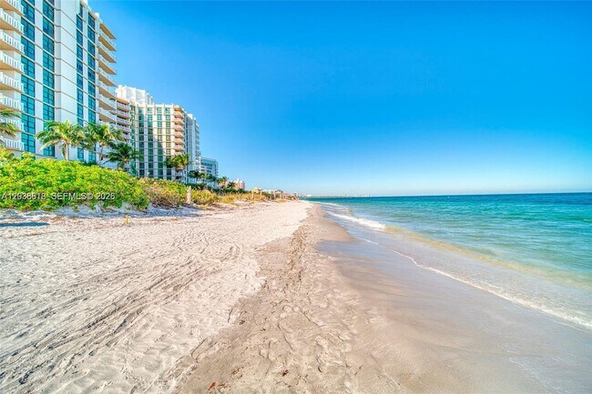 Foto del edificio - 1121 Crandon Blvd