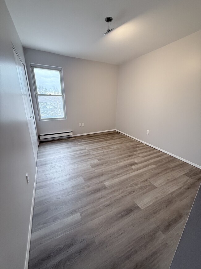 Building Photo - 6 Clyde St