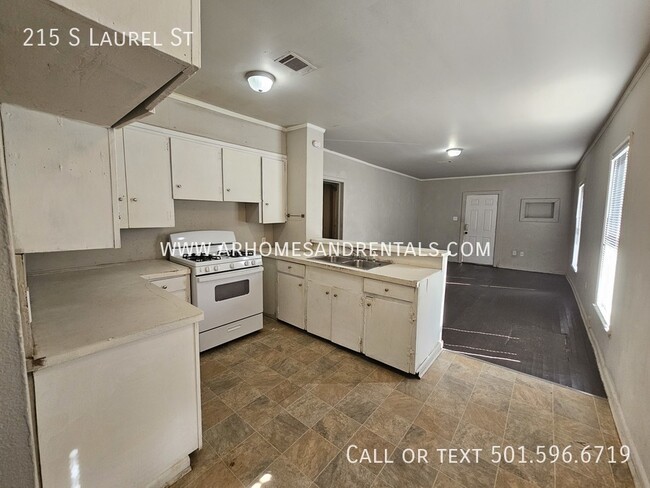 Building Photo - 215 S Laurel St | $895 | 4 beds, 2 full baths