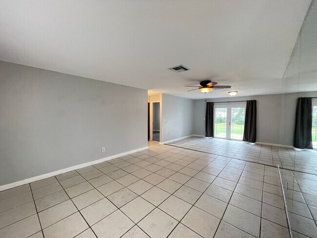 Building Photo - Available NOW! Cozy 3 Bedroom and 2 Bath H...