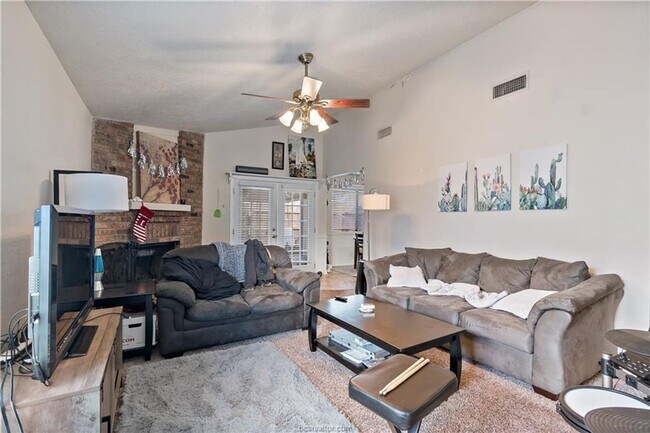 Building Photo - August Pre-Lease!! Cute 3/2 Close to Campus!!