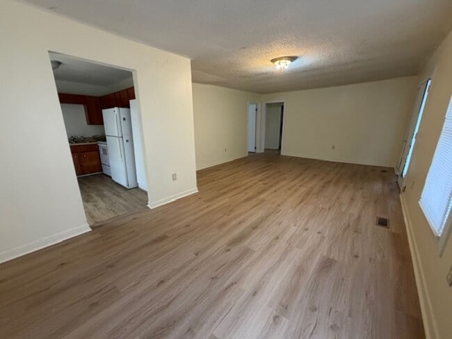 Building Photo - *1/2 OFF FIRST MONTHS RENT AT SIGNING* 3 Bedroom 1.5 Bath House