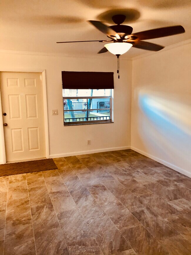 Entrando a la sala de estar - 1210 Old Boynton Rd