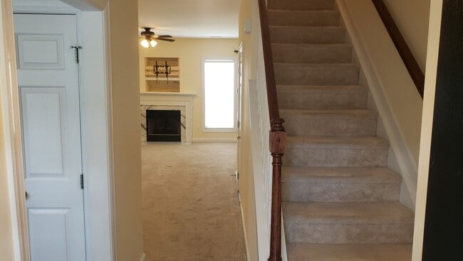 Building Photo - Darling 3br/2.5ba, excellent N Raleigh loc...