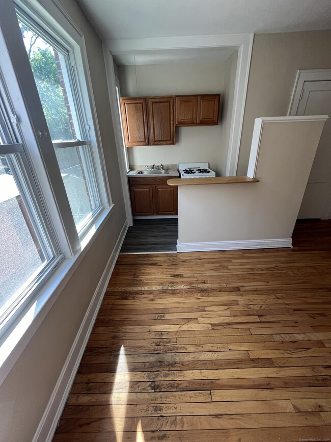 Building Photo - 37-39-39 Charter Oak Pl