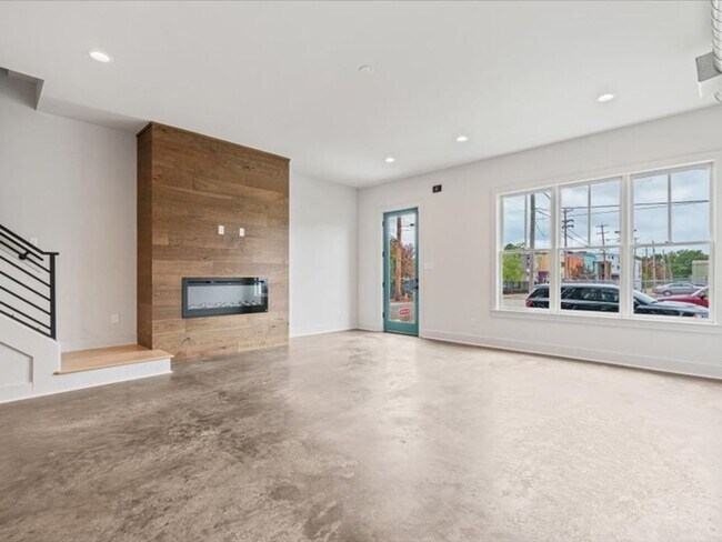 Building Photo - quartz counters open floor plan built in 2...