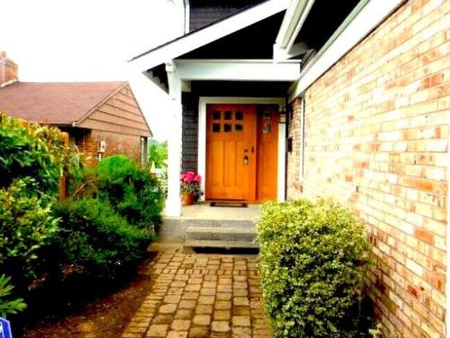 Foto del edificio - Spacious 3-Level Home Overlooking Magnuson...