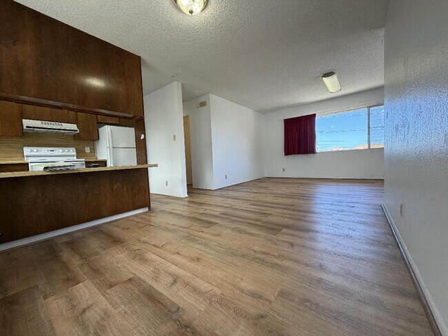 Foto del edificio - To register for the showing time below, note the 4 digit code: 3694 and click "APPLY NOW."(mobile...