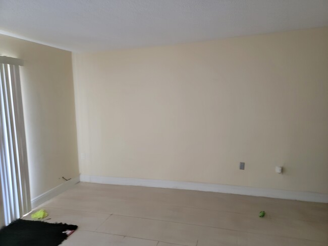 Living Room, Has been repainted, see other pictures for updated color - 4324 nw 9th ave