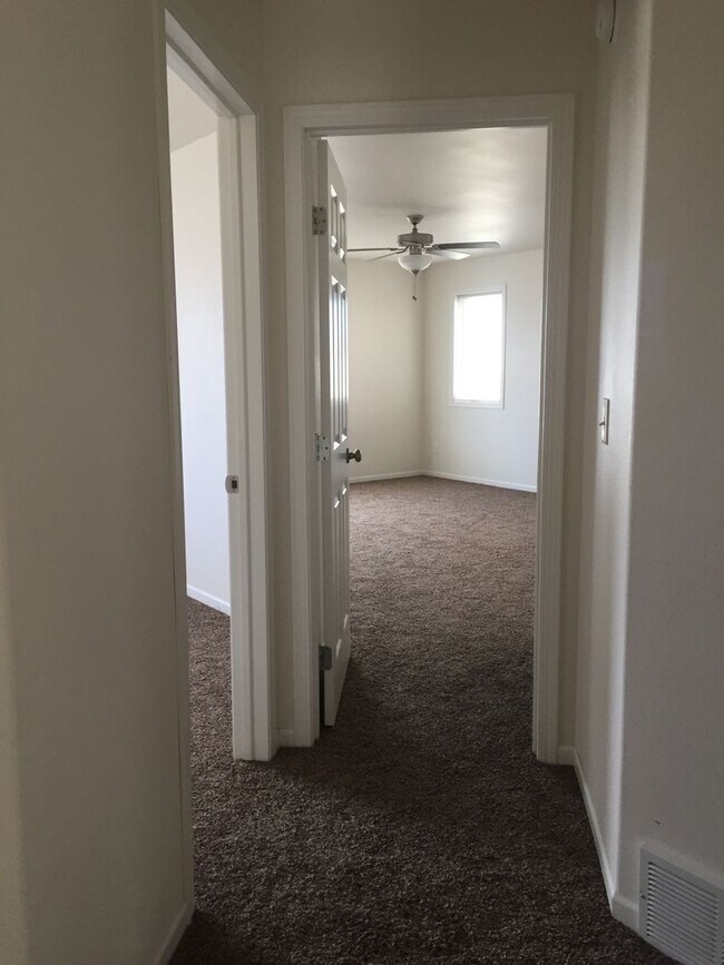 Building Photo - 505 E Foxtail Dr