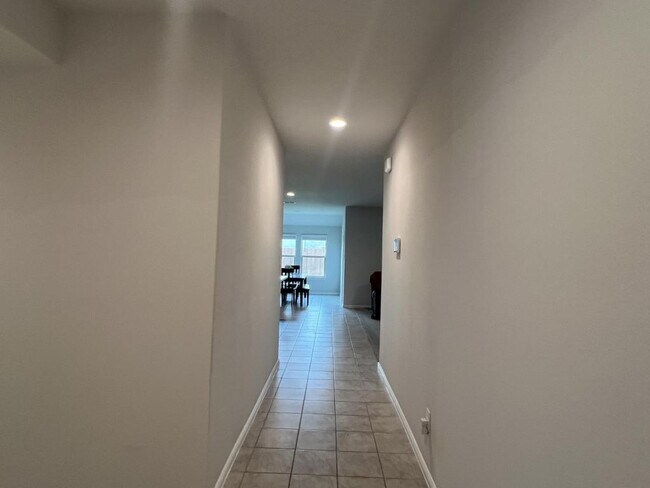 Foto del edificio - 16741 Portage St