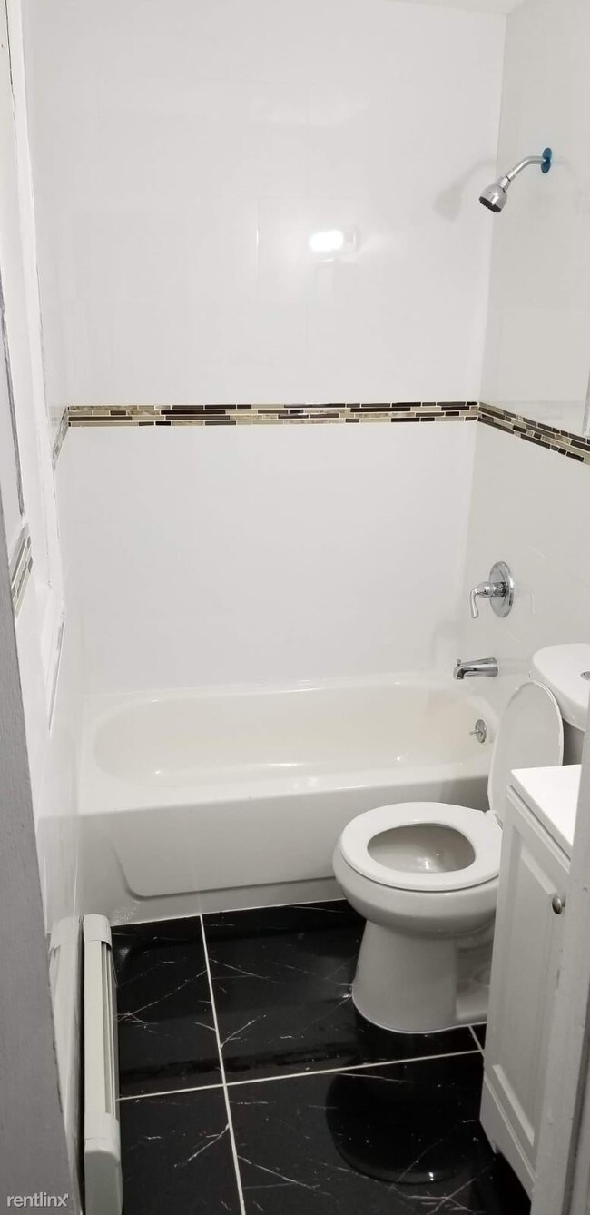 Building Photo - 2 br, 1 bath  - 82 Brookdale Ave Apt 3Q