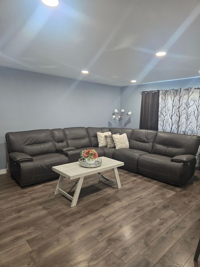 Foto del edificio - Beautifully Updated 3 Bed, 2 Bath Single S...
