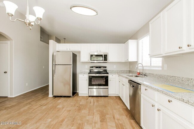 Building Photo - 6803 S 33rd Dr