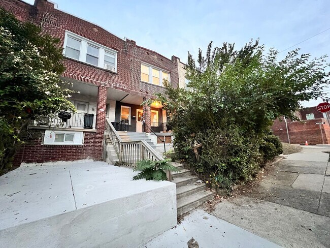 Foto del edificio - Cozy Modern Updated 3 Bedroom Townhome w/ ...