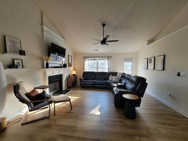 Building Photo - Charming 3 Bedroom with Beautiful Backyard