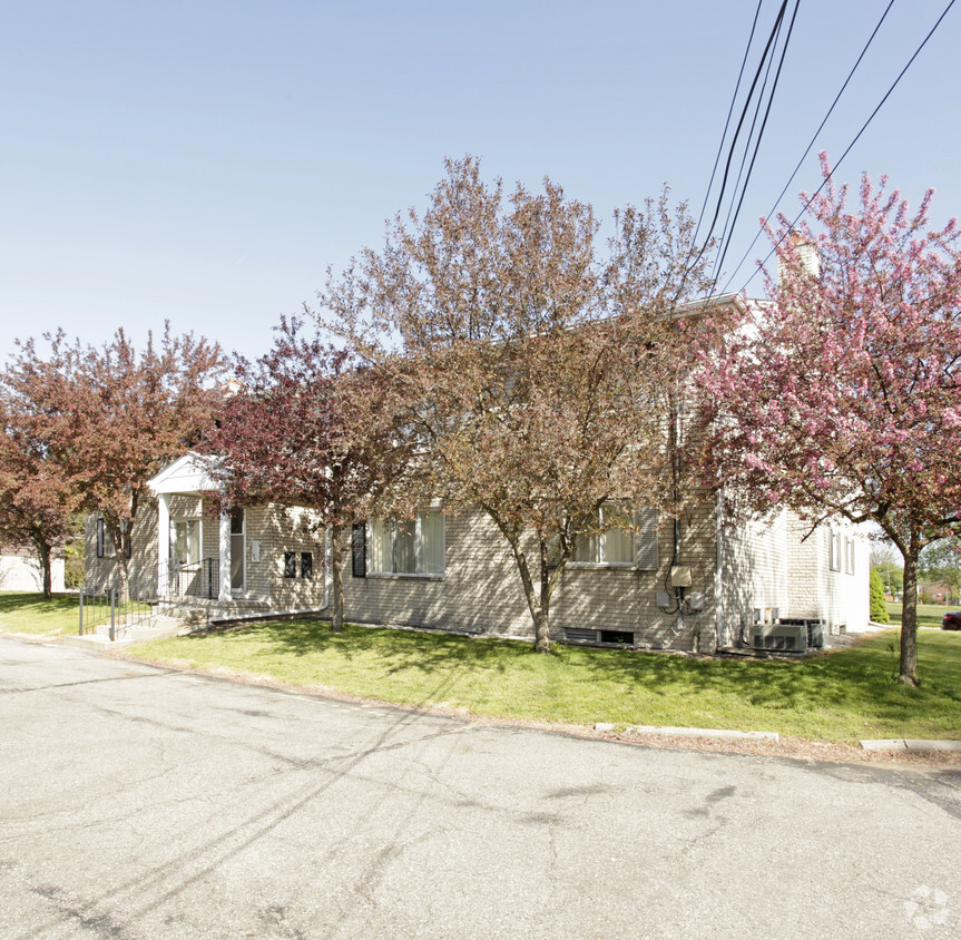 Building Photo - Montrose Manor