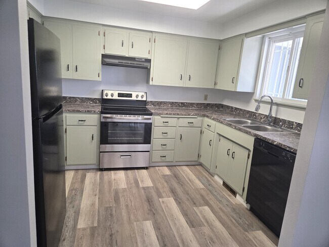Cocina - 7002 1/2 Maclaren Way