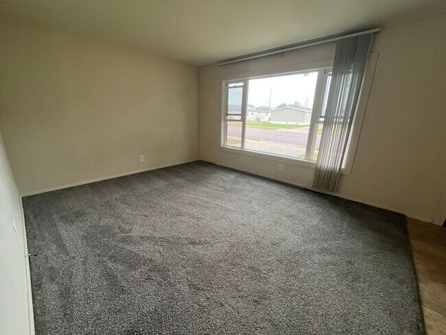 Foto del edificio - 3 Bed/1 Bath with Bonus Room and Fully Fenced in Yard!