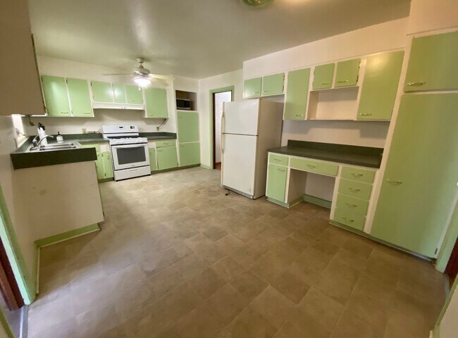 Foto del edificio - 4/3.5 with Pool Home Located in NW Central...
