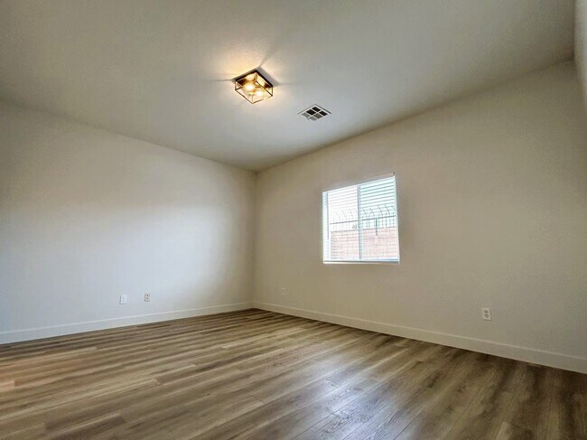 Foto del edificio - 2112 Fred Brown Dr