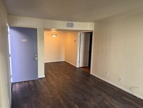 Building Photo - 740 W Elm St