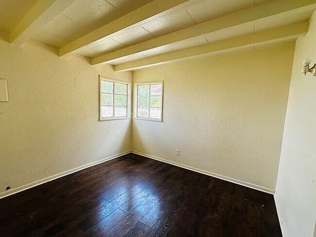 Foto del edificio - 900 W Berry Dr