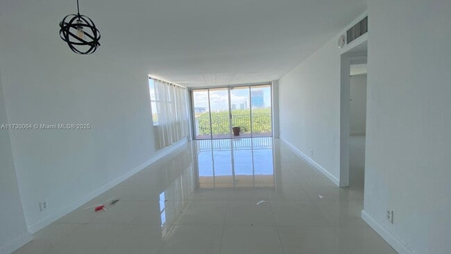 Foto del edificio - 2450 NE 135th St