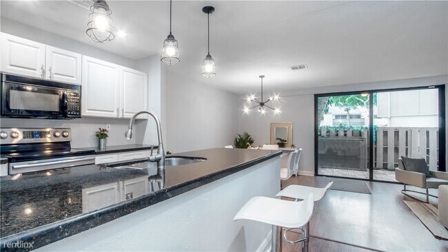 Building Photo - 4 br, 2.5 bath Townhome - 841 NW 81st Way # 2