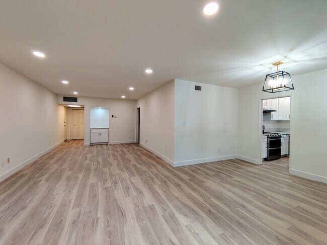 Vista desde el balcón de la sala de estar principal. - 1300 Midvale Ave