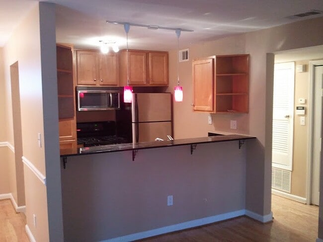Building Photo - 1445 Monroe Dr NE #E37