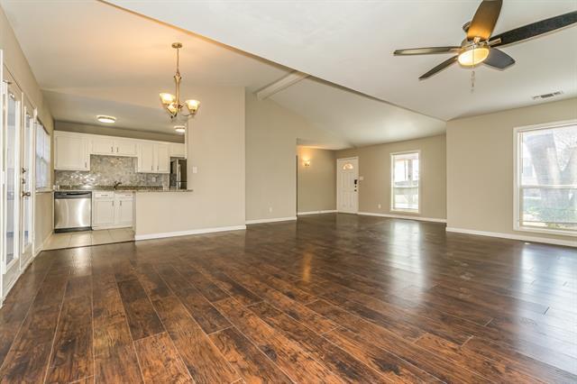 Foto del edificio - 527 Red Oak Dr