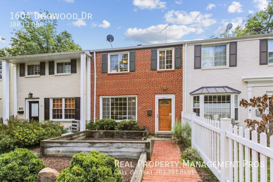 Foto principal - RARLEY AVAILABLE 2 LEVEL 2 BEDROOM HOME - ...
