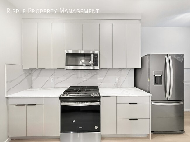 Photo du bâtiment - Modern 2 Beds, 2.5 Baths Main Floor/ Upper...