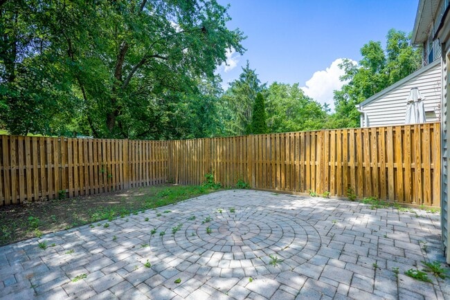 Building Photo - Spacious 2 Bedroom & Den EOG Townhome in E...
