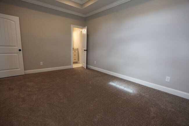 Foto del edificio - Runningvine Lane Available in June!