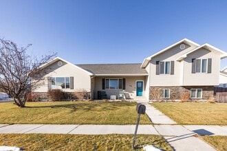 Building Photo - 378 S Pine Ave