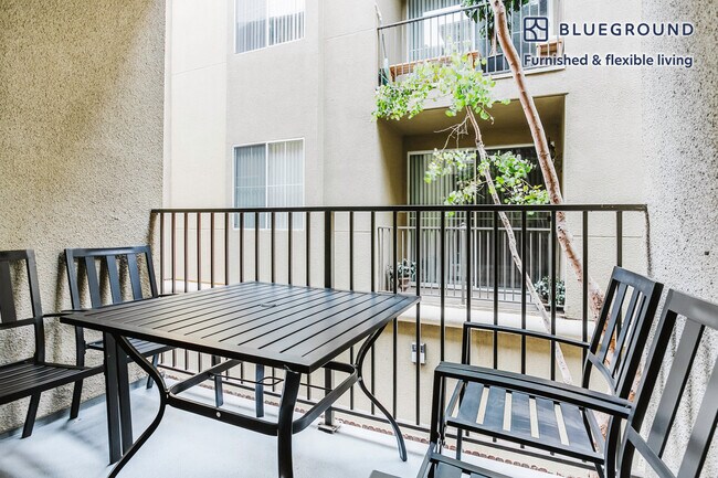 Foto del edificio - 2225 S Beverly Glen Blvd