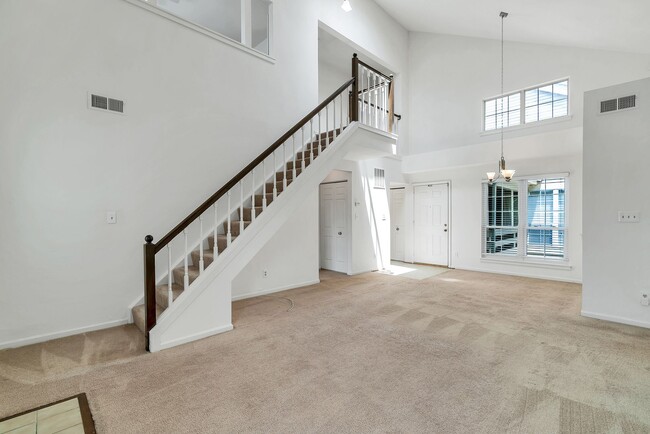 Building Photo - Rarely Available 2-Level, 2 Bed 2 Bath Upp...
