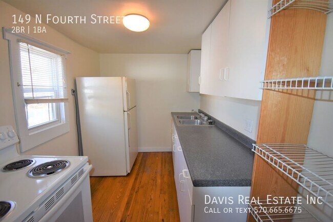 Building Photo - Junior 2 Bedroom Unit