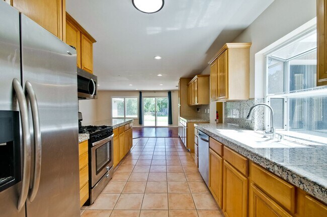 Foto del edificio - Large single family 4 Bed, 2 1/2 Bath Home...