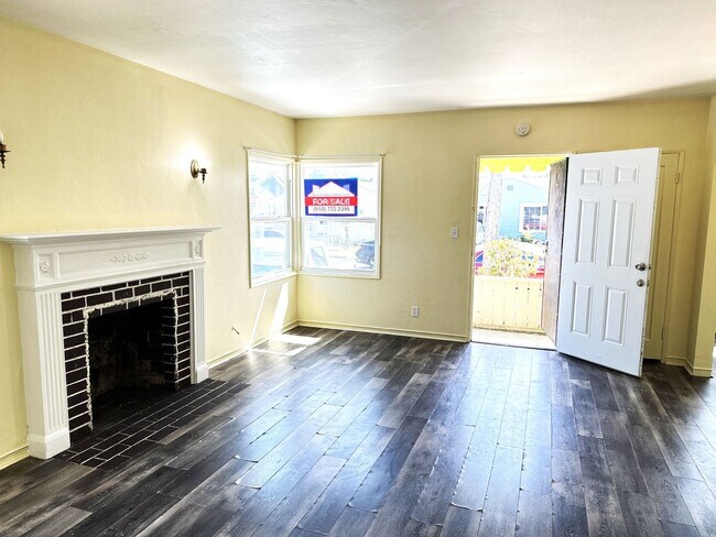 Foto del edificio - 2 BED/1 BATH/Home For RENT! Cozy, and Char...