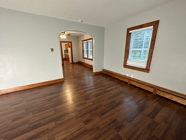 Sala de estar con vista al comedor - 1214 Division St