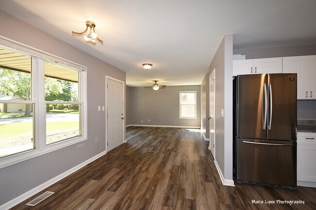 Building Photo - 121 Glen Lake Dr