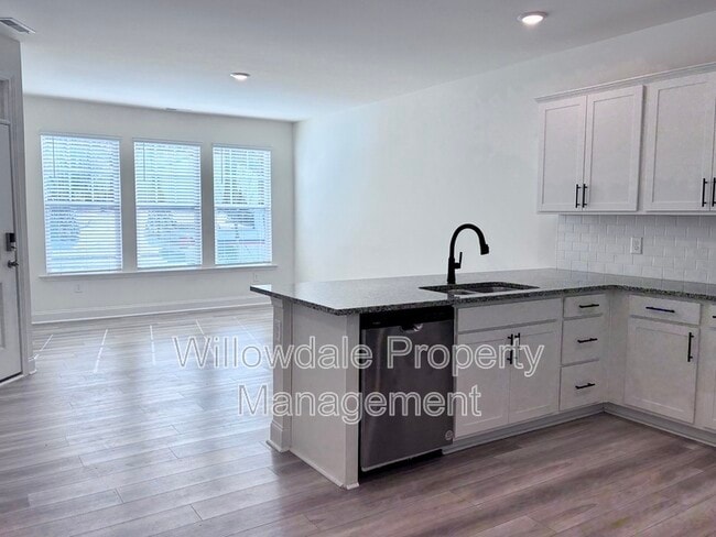 Building Photo - 456 La Maison Ave