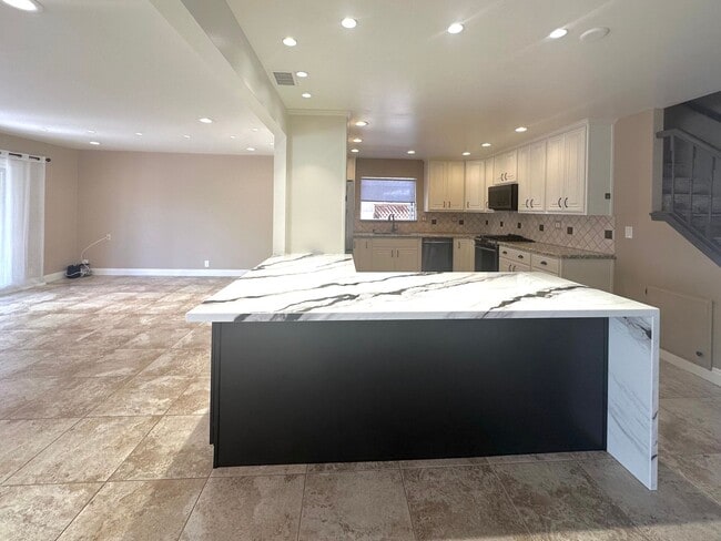 Building Photo - Beautiful 2-story pool home