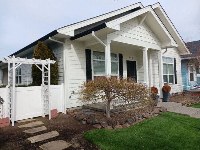 Building Photo - Charming 2 Bedroom, 2 Bathroom Cottage in Central Point